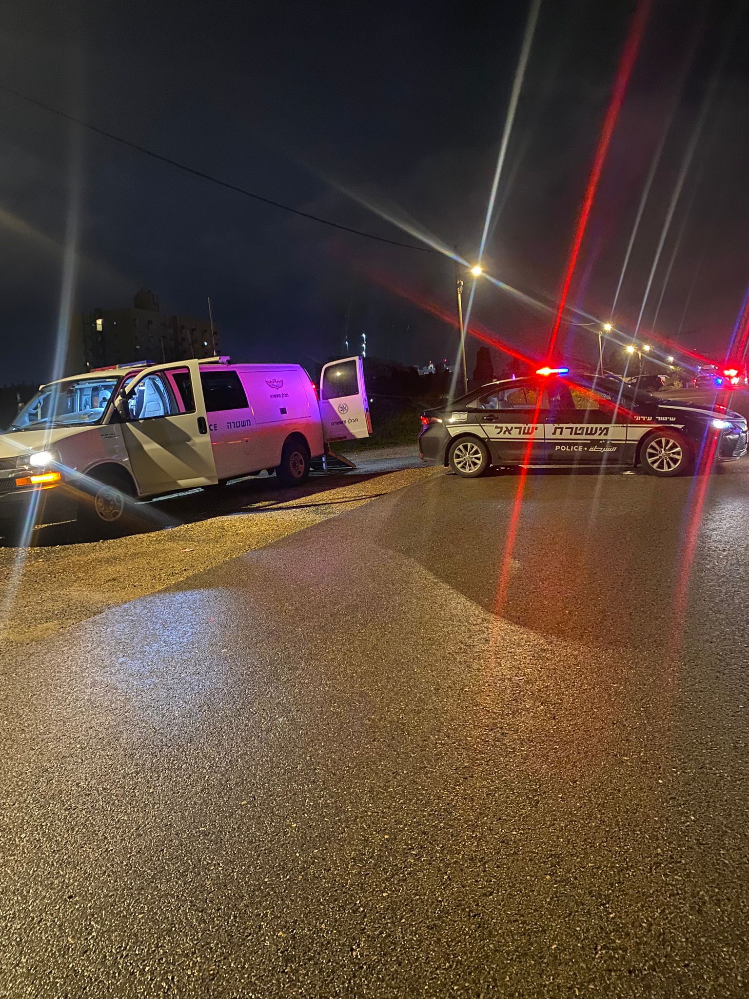 איתור מטען חבלה ואקדח מוסלקים בשטח פתוח בעיר צילום: דוברות המשטרה