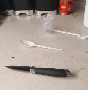 "הסכין עפה לו לפנים" צילום: דוברות המשטרה