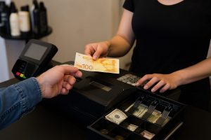 הביקורות בוצעו לאחר תצפיות מקדימות וקניות ביקורת סמויות