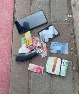כשברשותו סכין וסכומי כסף גדולים במזומן .צילום: דוברות המשטרה.