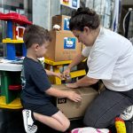 חלוקת צעצועים לילדים צילום: דוברות עיריית הרצליה.