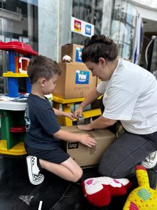 חלוקת צעצועים לילדים צילום: דוברות עיריית הרצליה.