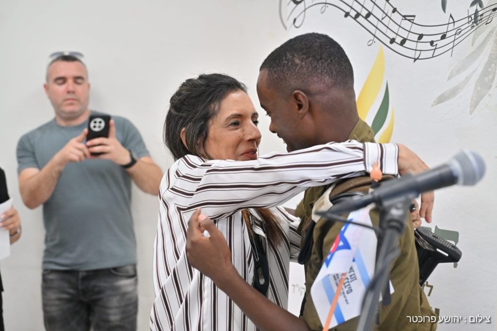 ליהי בן יעקב מחבקת את חברו ליחידה של בנה צילום: יהושע פרוכטר