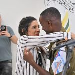 ליהי בן יעקב מחבקת את חברו ליחידה של בנה צילום: יהושע פרוכטר