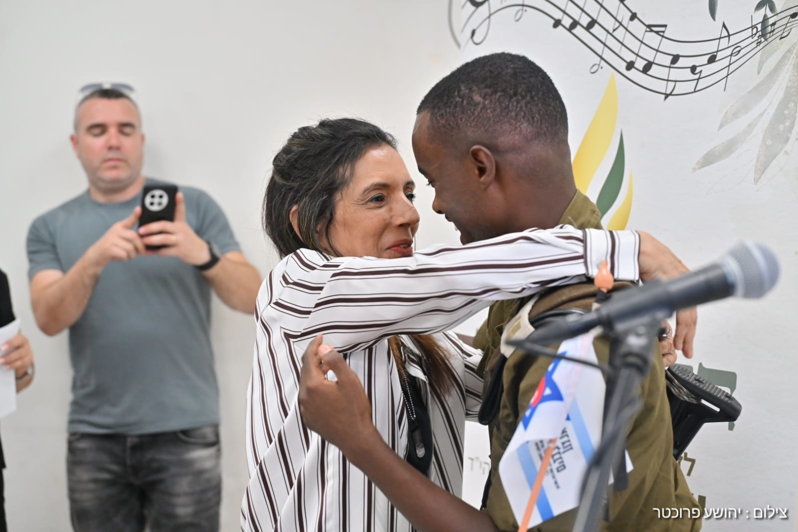 ליהי בן יעקב מחבקת את חברו ליחידה של בנה צילום: יהושע פרוכטר