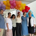 בתמונה משמאל לימין -עמיר לרנר ,נעמי סטוצ'ינר ,עדנה קרני ,חנה ימין שרקי,ענת גריינפר ויעל וייס צילום:יח״צ בית איזי שפירא