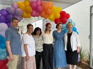 בתמונה משמאל לימין -עמיר לרנר ,נעמי סטוצ'ינר ,עדנה קרני ,חנה ימין שרקי,ענת גריינפר ויעל וייס צילום:יח״צ בית איזי שפירא