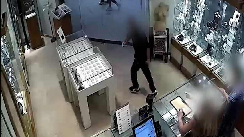 תיעוד ממצלמות האבטחה בחנויות. צילום: דוברות המשטרה
