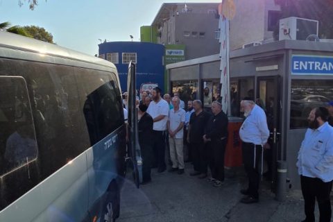 דב שטמר באמירת קדיש לע"נ מריים פייברג איכר ז"ל. צילום: דוברות לניאדו
