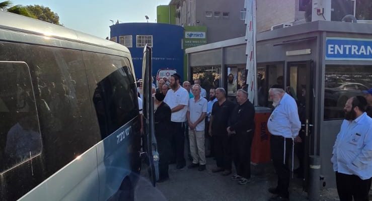 דב שטמר באמירת קדיש לע"נ מריים פייברג איכר ז"ל. צילום: דוברות לניאדו