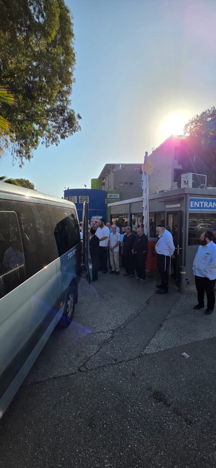 דב שטמר באמירת קדיש לע"נ מריים פייברג איכר ז"ל. צילום: דוברות לניאדו