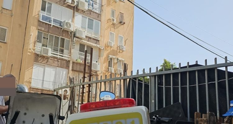 מזירת השריפה ברחוב אסף שמחוני בנתניה, צילום: דוברות איחוד הצלה